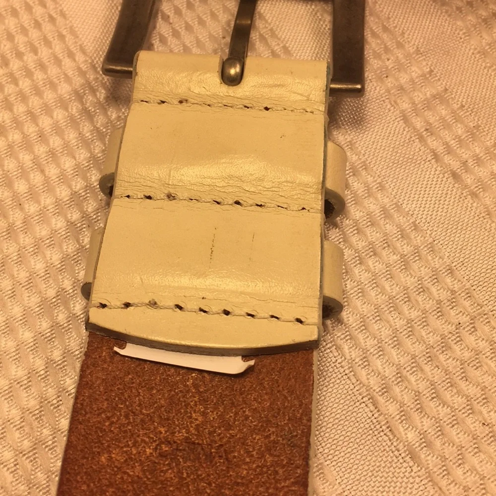 White leather belt hardly worn, great find!